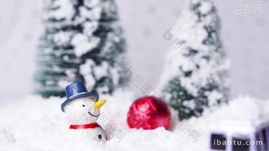 雪地上的雪人与圣诞球